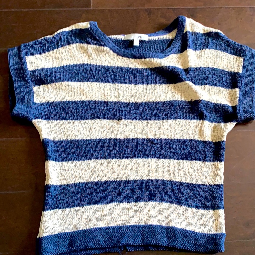 Short sleeve sweater